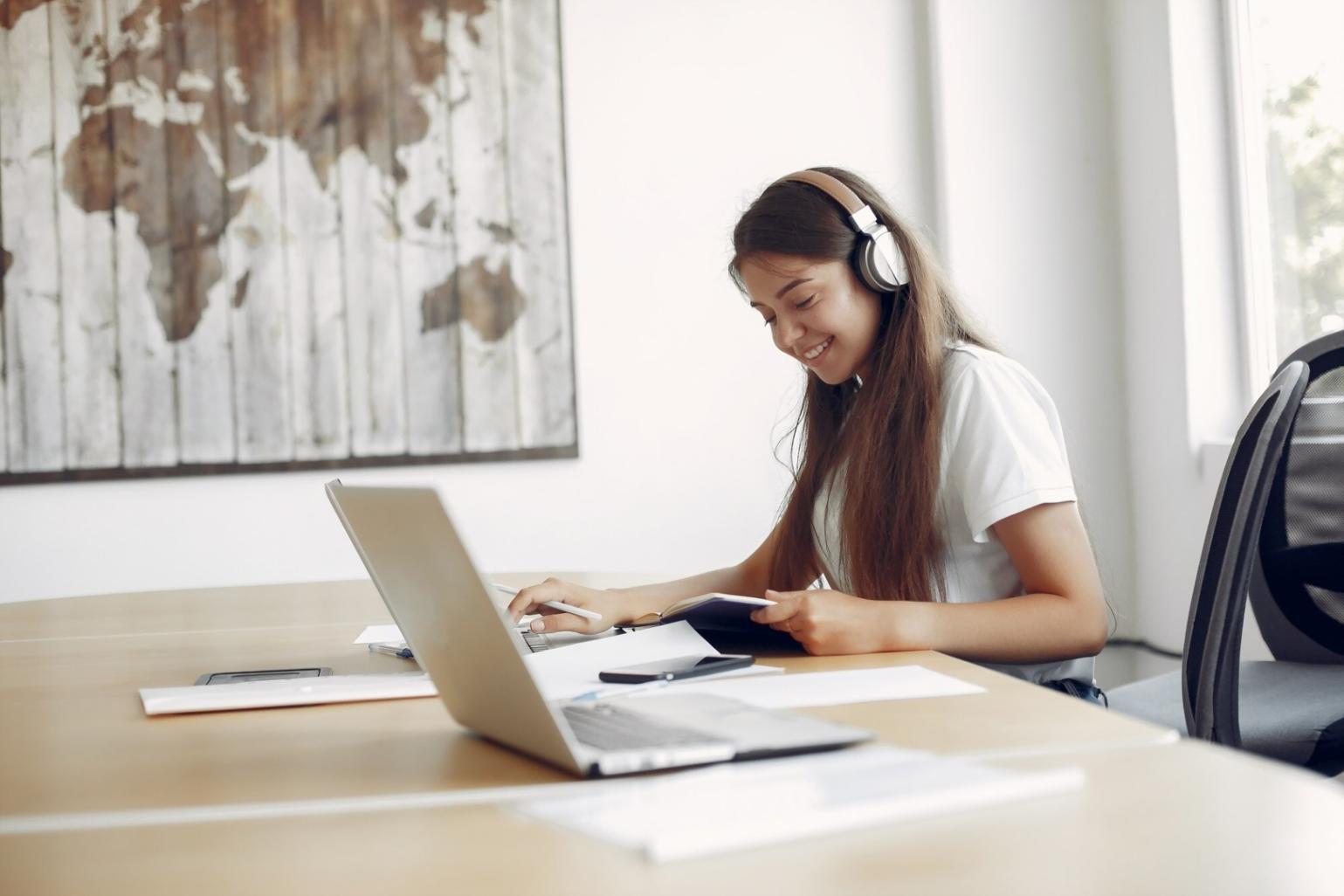 Professionnel travaillant sur des documents financiers dans un bureau moderne